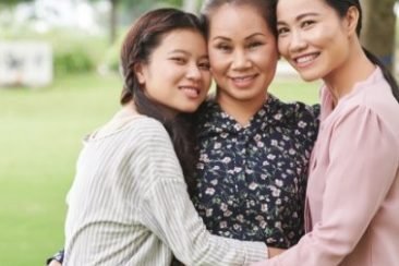 happy-family-CTP93LQ Familia feliz y sonriente